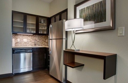 The Colony Apartment | Free Breakfast Buffet. Pool & Shared BBQ Area. Great Location!