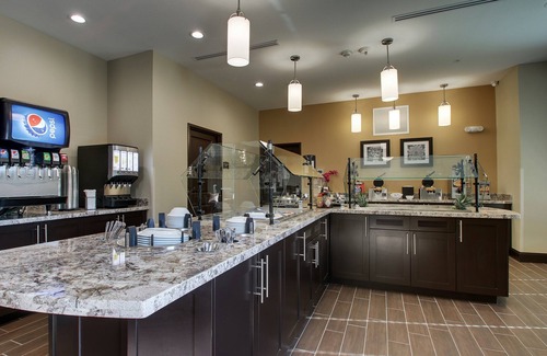 The Colony Apartment | Free Breakfast Buffet. Pool & Shared BBQ Area. Great Location!