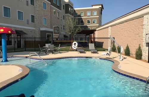 The Colony Apartment | Free Breakfast Buffet. Pool & Shared BBQ Area. Great Location!