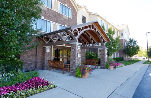 Novi Condo | FREE Breakfast Buffet. Indoor Pool and Hot Tub!