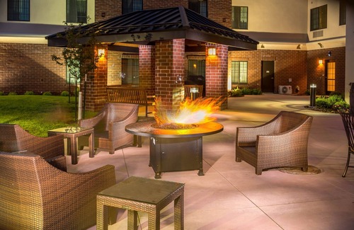 Northfield Apartment | Free Breakfast Buffet. Pool & Gym Access. King Studio.