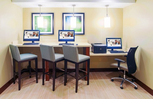 Northfield Apartment | Free Breakfast Buffet. Pool & Gym Access. Near Colorado Convention Center.