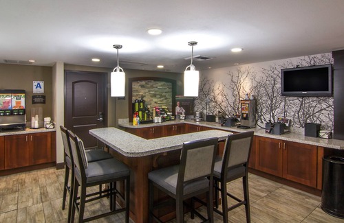Bressi Ranch Apartment | Free Breakfast Included! Pool & Hot Tub Access | King Studio
