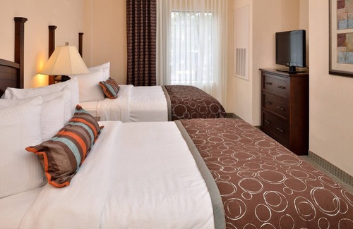 Chesapeake Condo | Free Breakfast. Indoor Pool & Hot Tub. Close to the Virginia Beach business district!