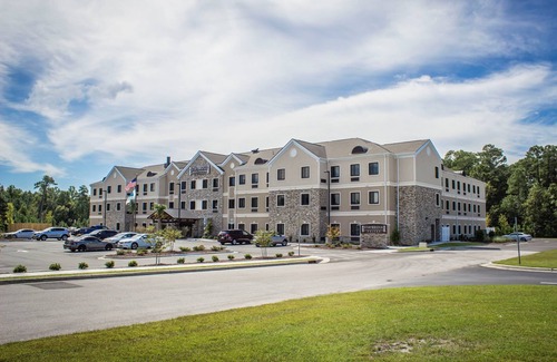Jacksonville Condo | Free Breakfast. Outdoor Pool. Shared BBQ. Near Marine Corps.