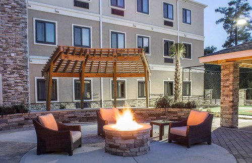 Jacksonville Condo | Free Breakfast. Outdoor Pool. Shared BBQ. Near Marine Corps Air Station New River.
