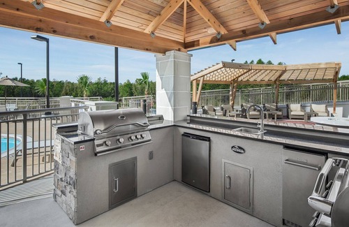 Florence Condo | Free Breakfast. Outdoor Pool. Near Florence Center & McLeod Regional Medical Center.