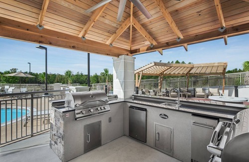 Florence Condo | Free Breakfast, Outdoor Pool. Close to Florence Center & McLeod Regional Medical Center.