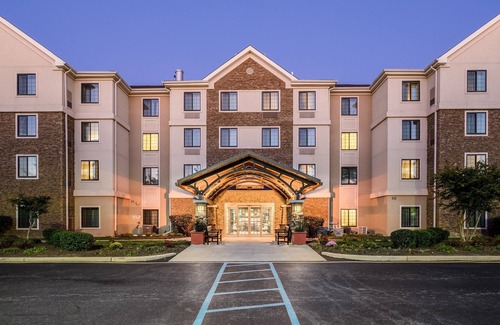 Christiana Condo | Free Breakfast. Pool. 10 Min Drive to the University of Delaware!