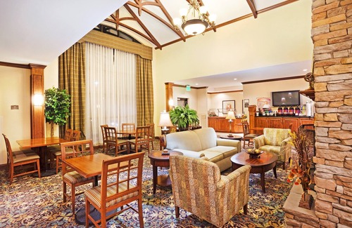 Oak Ridge Condo | Free Breakfast. Pool & Gym. King Suite. Your Next Trip!