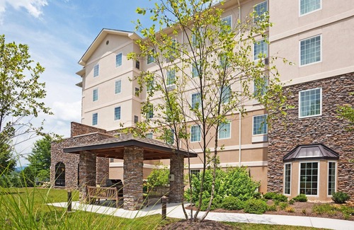 Oak Ridge Condo | Free Breakfast. Pool & Gym. Near the University of Tennessee Arboretum!