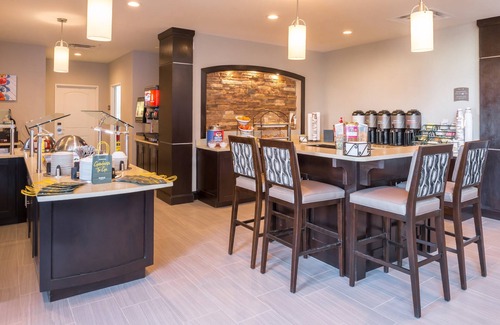 Pecos Condo | Free Breakfast. Pool. Gym. Great Location! Near Maxey Park Zoo