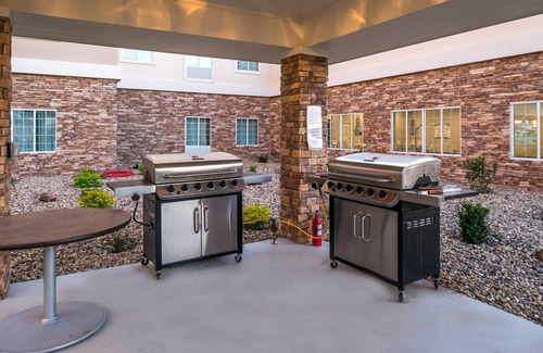 Pecos Condo | Free Breakfast. Pool. Gym. Near Maxey Park Zoo!