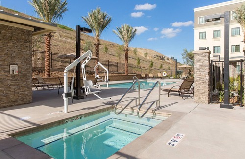 Corona Apartment | Free Breakfast. Pool & Hot Tub. Gym. Close to Amazon!