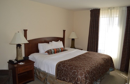 Oconomowoc Apartment | Free Breakfast. Pool & Hot Tub. Gym. Near Aurora Medical Center!
