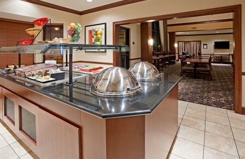 Oconomowoc Apartment | Free Breakfast. Pool & Hot Tub. Gym. Near Aurora Medical Center!