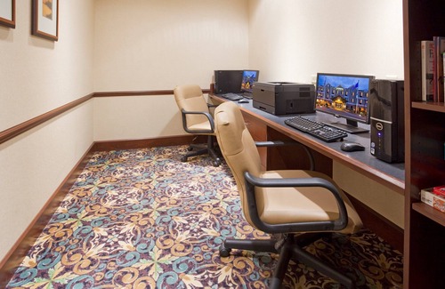 Oconomowoc Condo | Free Breakfast. Suite Near Aurora Medical Center!