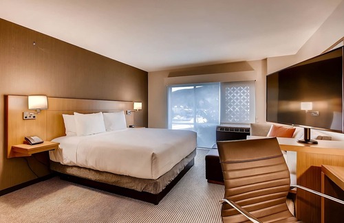 Mountain House Hotel | Free Breakfast to Fuel Your Ski Day! Hot Tub, Pets Adored, Shuttle Ease!