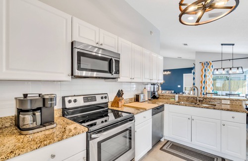 Whitfield House | Free Heated Pool, Baby Gear, Shuffleboard, EV charger, Near beach, UTC mall, SRQ