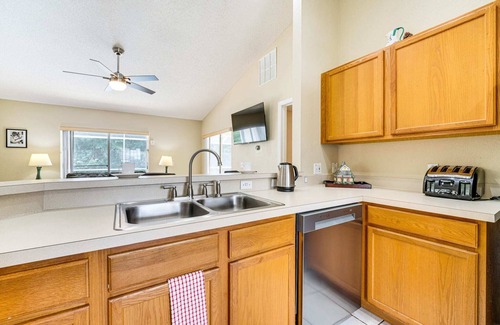 Thousand Oaks House | FREE Heated Private Pool ~ Sunshine Cove 4 BR/2 BA Home, 9mi Disney Theme Parks