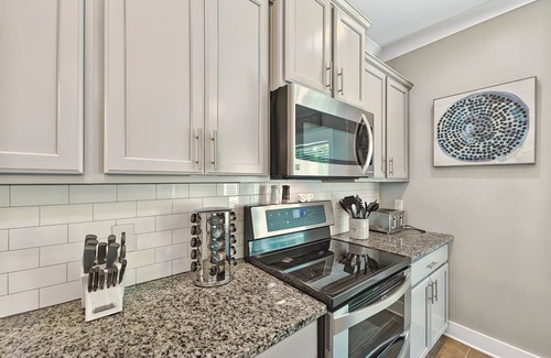 Folly Field House | Free Heated Pool | 3 Blocks to the Beach | Elevator
