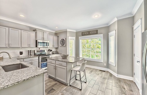 Folly Field House | Free Heated Pool | 3 Blocks to the Beach | Elevator
