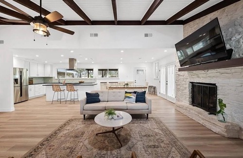 Austin Villa | FREE LIMO, Private Pool Jacuzzi, 8 acres 5 room 5 bath Sleeps 26