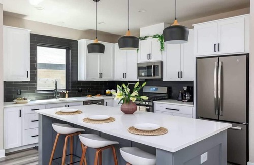 Holly House | Free Parking, Eastside | Palisander - Portoro