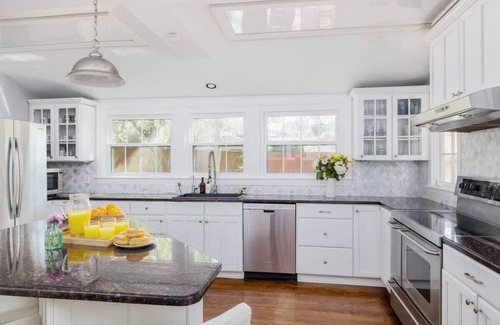 Tarrytown House | Free Parking, Gym, Pool - Songbird - Portoro