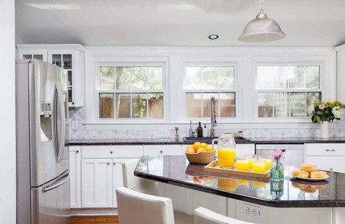 Tarrytown House | Free Parking, Gym, Pool - Songbird - Portoro