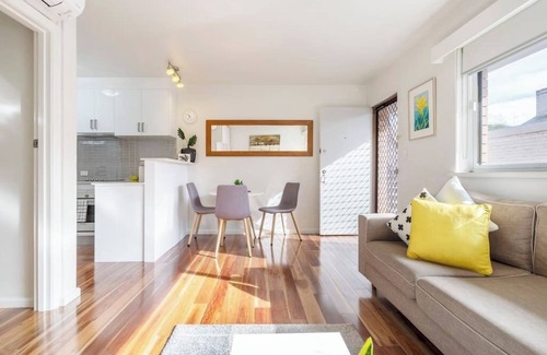Hawthorn Apartment | FREE Parking/In-Unit Laundry/10mins walk to Glenferrie Rd