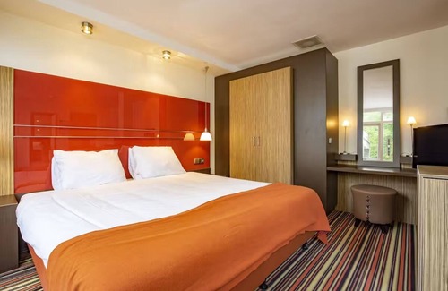 Zon en Schild Hotel | Free Parking Included! Garden Relaxation with Trails & Golf Close By