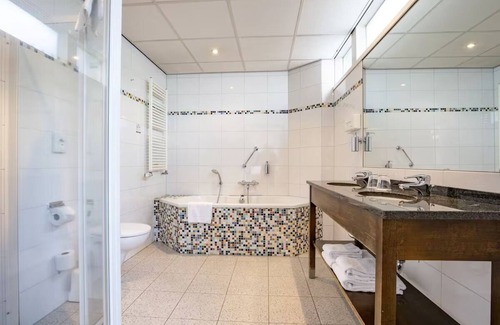 Zon en Schild Hotel | Free Parking Included! Garden Relaxation with Trails & Golf Close By