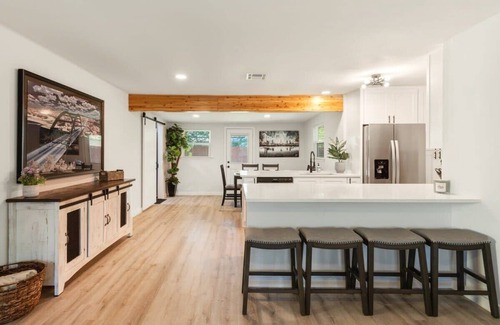 Franklin Park House | Free Parking, Kings Beds, 3 br, South Austin