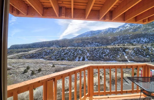 Mount Charleston Hotel | Free Parking, Pet-Friendly Comfort & Year-Round Entertainment in the Pines