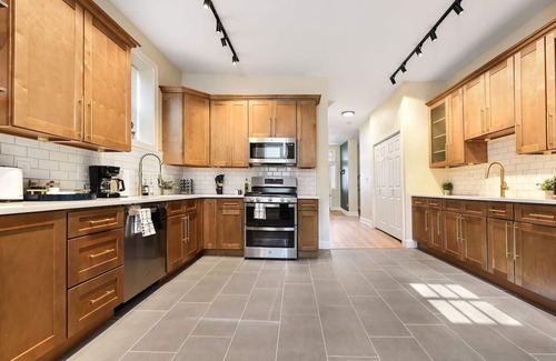 Larimer House | Free Parking+Pet Friendly+6BR+5 Min From Bakery Sq
