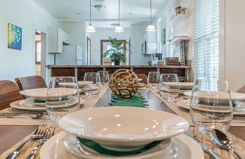 Mahncke Park House | Free parking, Walk to Botanical, PS4, Grill, Pet-friendly, fenced backyard