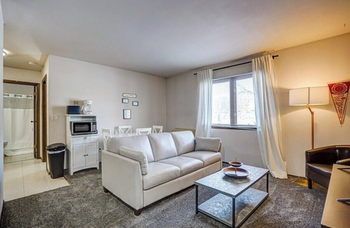 Regent Apartment | Free Parking-walk to hospital&campus-fast wifi!