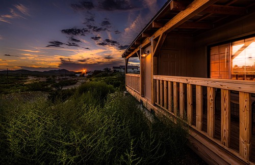 Tombstone Cabin | Free parking&WIFI Historic Decor&Balcony Views Miners Cabin #2(KING-Accessible)