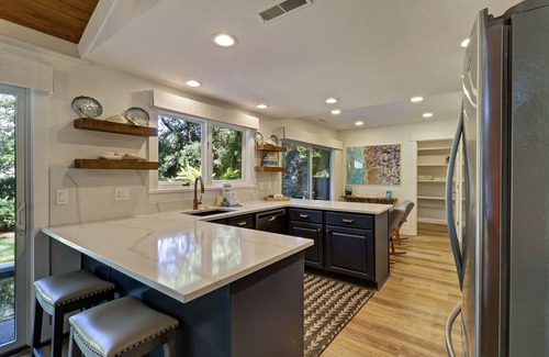 Lawton Woods House | FREE Pool Heat ~ Upscale Home, Private Pool, Pet Friendly ~ 7 Pender Lane