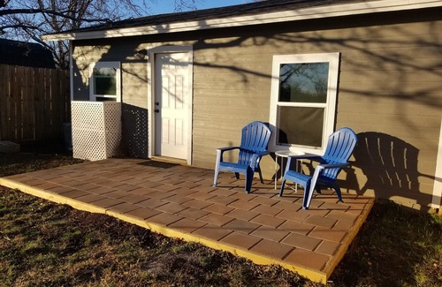 Keller House | free private parking, washer dryer, back porch with a view, family friendly
