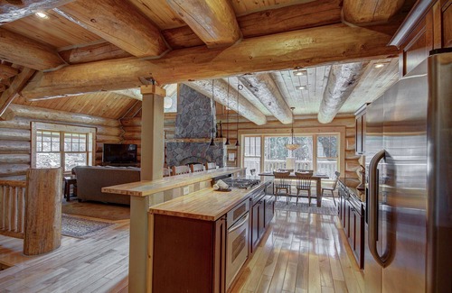 Quandary Village House | FREE SkyCard Activities - Beautiful Log Cabin, Hot Tub, 2 Master Suites - Timber Ridge Lodge
