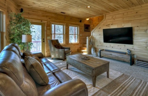 Blue Ridge Cabin | *Free Whitewater Rafting & Ziplining* Year Round Mountain View-- Trails & Community Ponds for Fishing