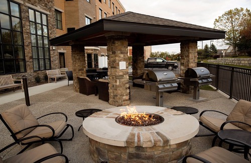 Auburn Hills Condo | Free Wi-Fi, Free Breakfast + Indoor Pool | Suite with Roll-in Shower Near Sea Life Michigan