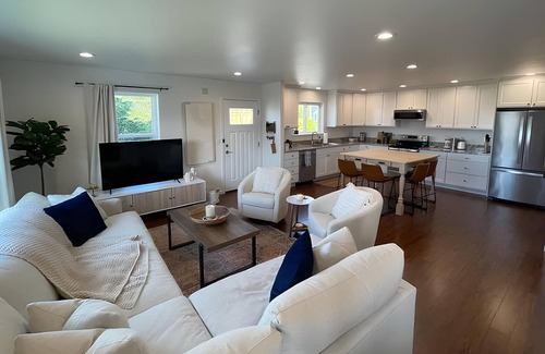 Anacortes House | free Wifi and parking on-site are accessible at the apartment free of charge