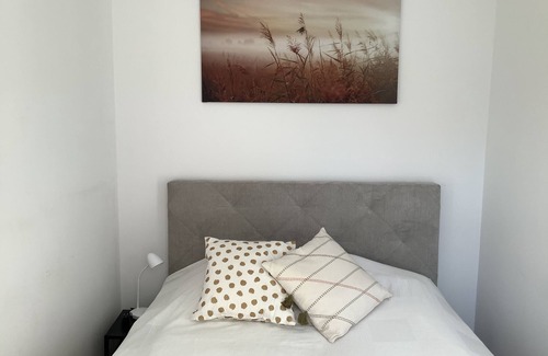 Rudolfsheim-Funfhaus Condo | Free WiFi Netflix; newly furnished; Contactless: Early Check In/Late Check Out!