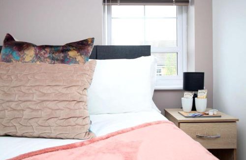 Rogerstone House | Free Wifi | Parking Access | 3BR