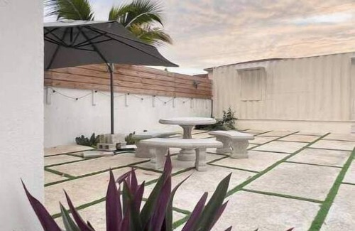 Whitehouse Apartment | FREE WIFI & Steps from the beach, Room 5 @ Happy Life Villas