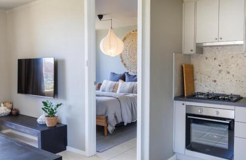 South Fremantle Apartment | Fremantle Beach Pad - ocean front, cafes, bars