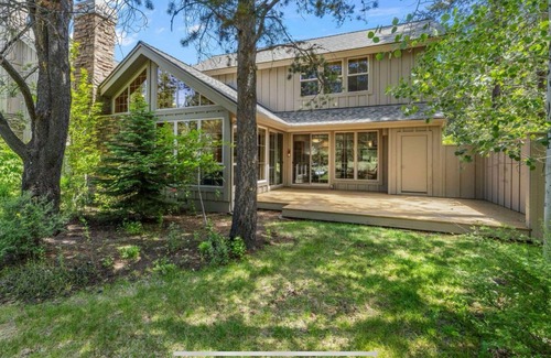 Sunriver House | Fremont Crossing 4Bdrms, 2 masters, one on main, HotTub, Sleeps 12, SHARC passes